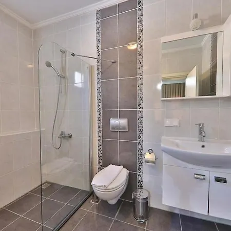 Deniz Manzarali Tatil Villasi 4*