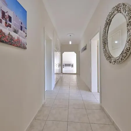 Deniz Manzarali Tatil Villasi 4*